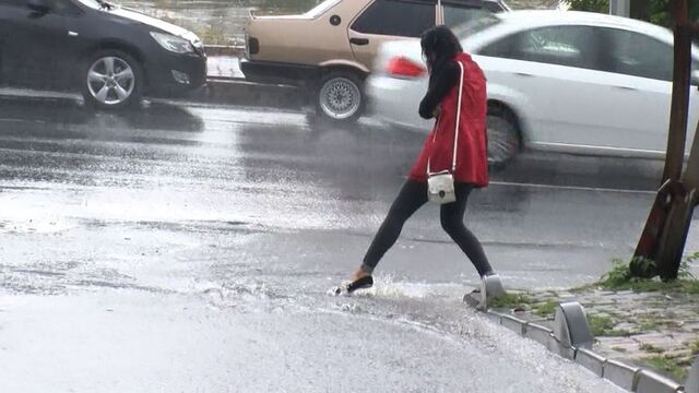Bir apartman ile lisenin çatısı tamamen söküldü