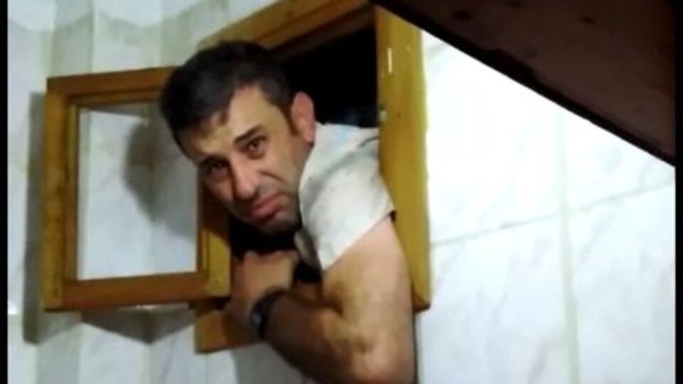 Kadın kıyafetleri de kurtaramadı!