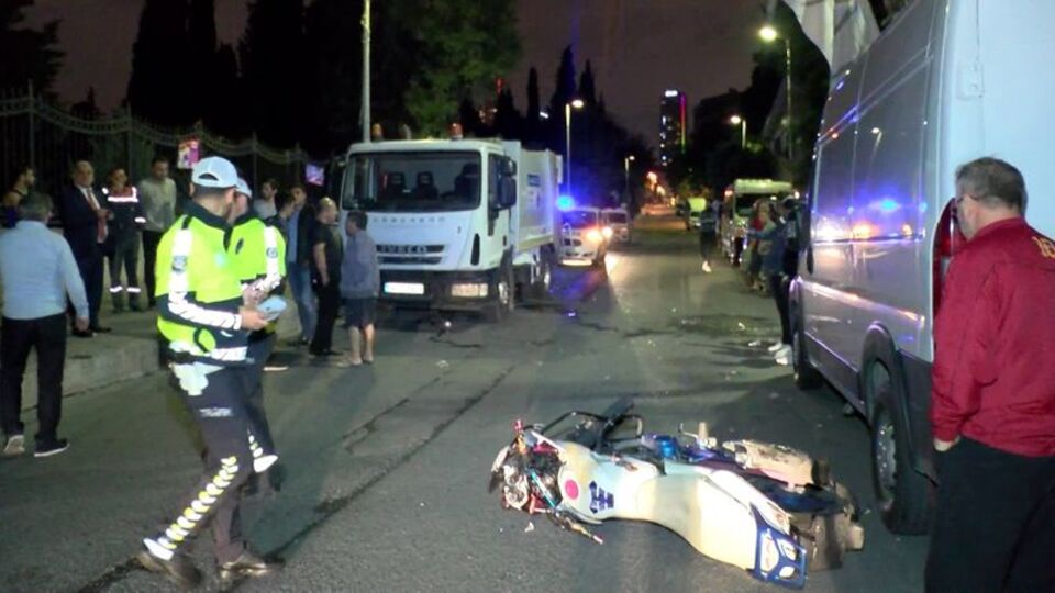 Motosiklet çöp kamyonuna çarptı: 2 ağır yaralı