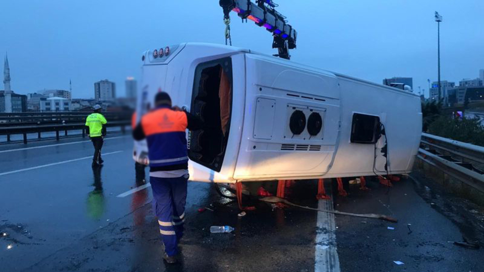 TEM Otoyolu'nda servis midibüsü devrildi: Yaralılar var