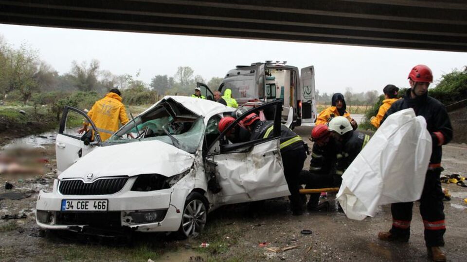 30 metrelik viyadükten uçtu: 2 ölü