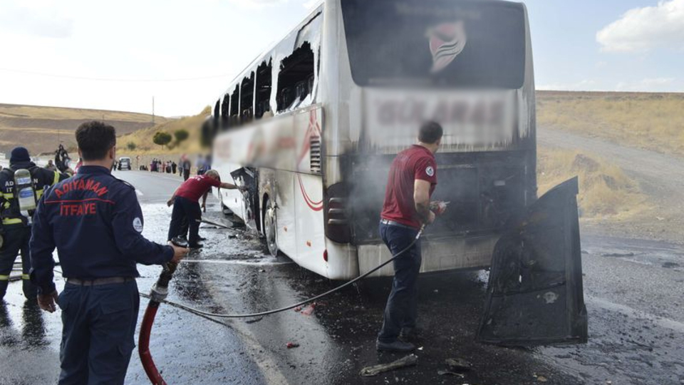 Hareket halindeki yolcu otobüsü alev aldı!