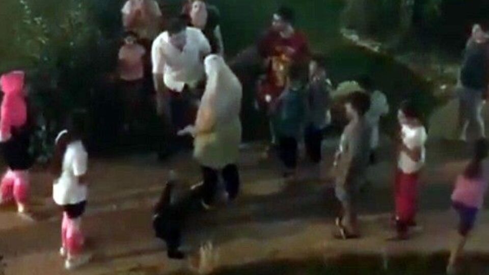 Küçük çocuğa vicdanları sızlatan tokat!