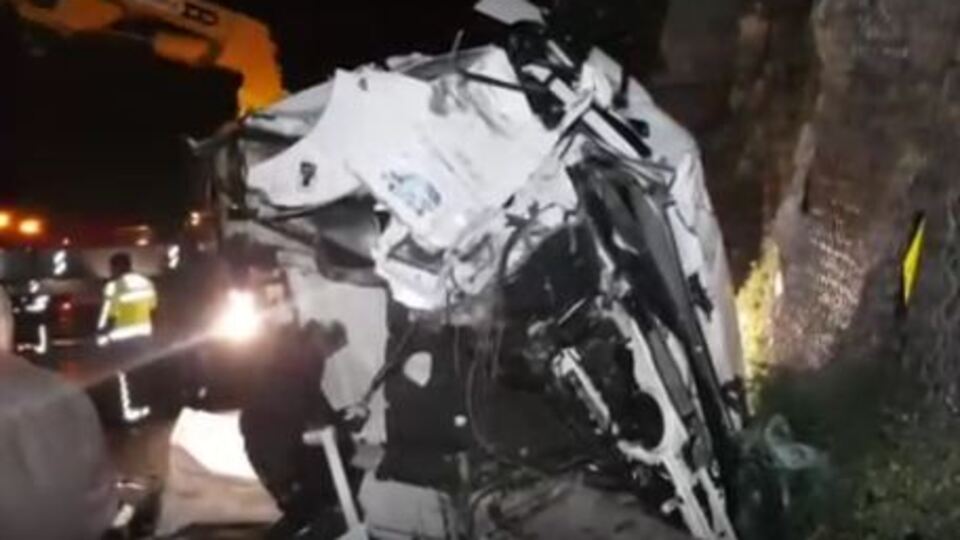 Anadolu Otoyolu'nda TIR kazası! Uzun araç kuyrukları oluştu