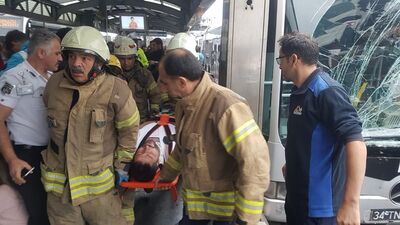 Metrobüsler çarpıştı: Yaralılar var