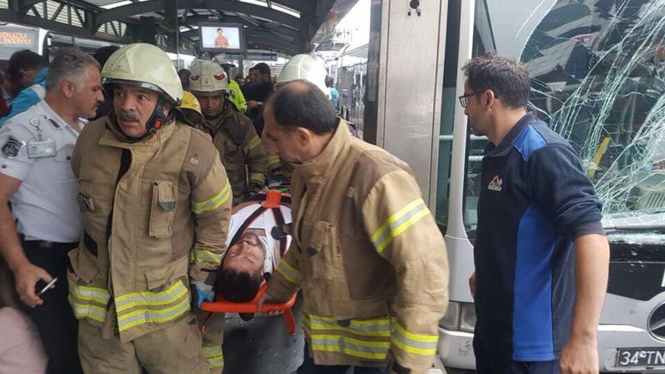 Metrobüsler çarpıştı: Yaralılar var