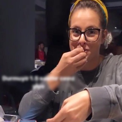 Telefonuyla ceviz kırdı