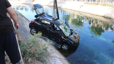 Adana'da otomobil sulama kanalına düştü