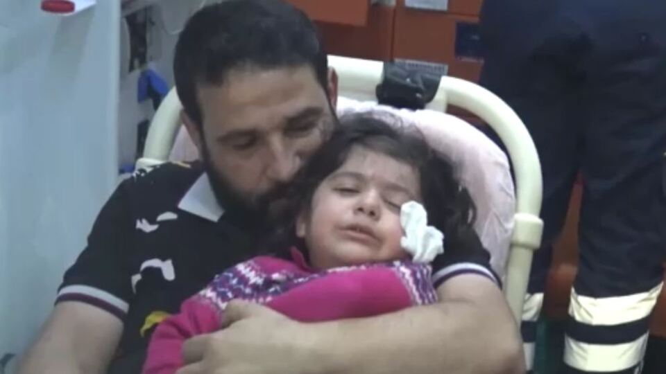 Makyaj sanıp gözüne sürdü! Çığlık sesleri gelince...