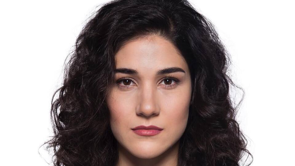 Duygu Üstünbaş (Avukat Esma Hopalı) kimdir?