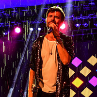 Yalın yağmura aldırış etmedi