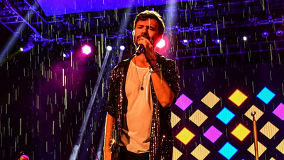 Yalın yağmura aldırış etmedi