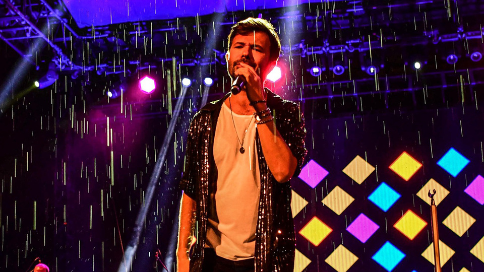 Yalın yağmura aldırış etmedi