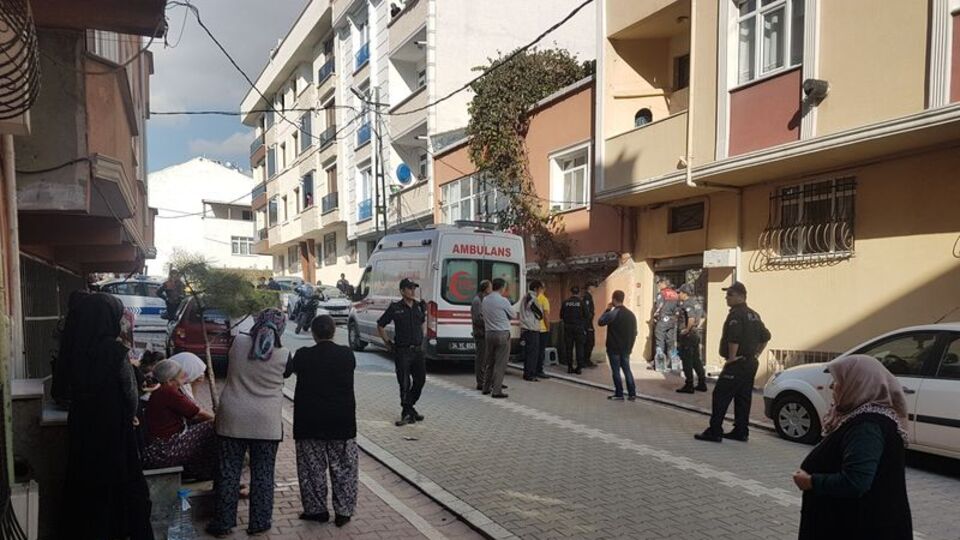 Hırsız, evdeki kadının boğazını kesti