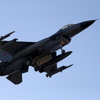 Türk savaş uçakları 30 kilometre derinliğe girdi