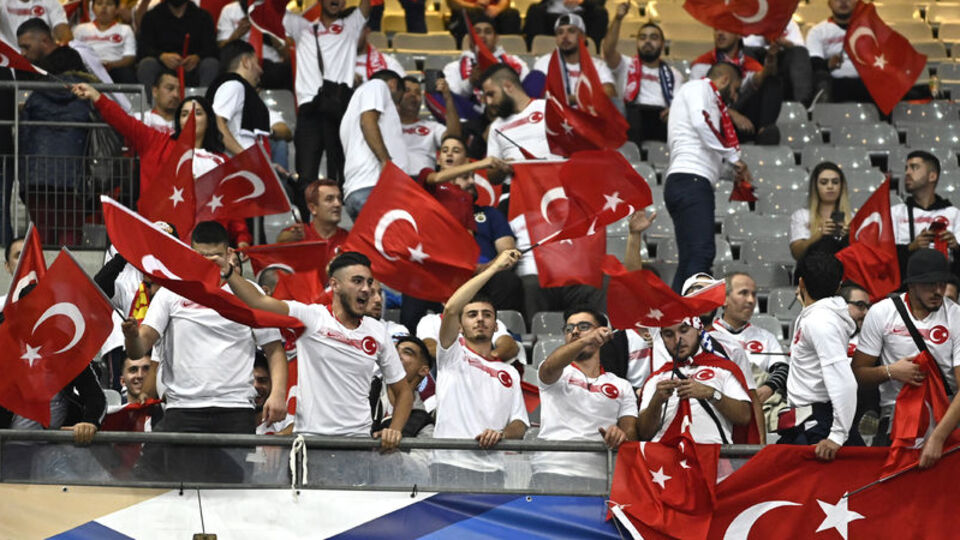 Paris kırmızı-beyaz!