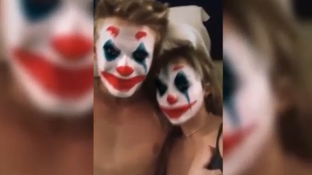 Sevgilisiyle yatakta Joker pozu verdi