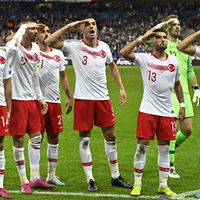 UEFA'dan asker selamına soruşturma!