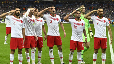 UEFA'dan asker selamına soruşturma!