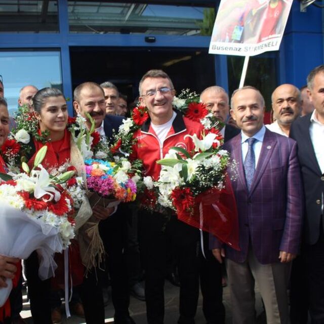 Şampiyon Busenaz'a coşkulu karşılama!