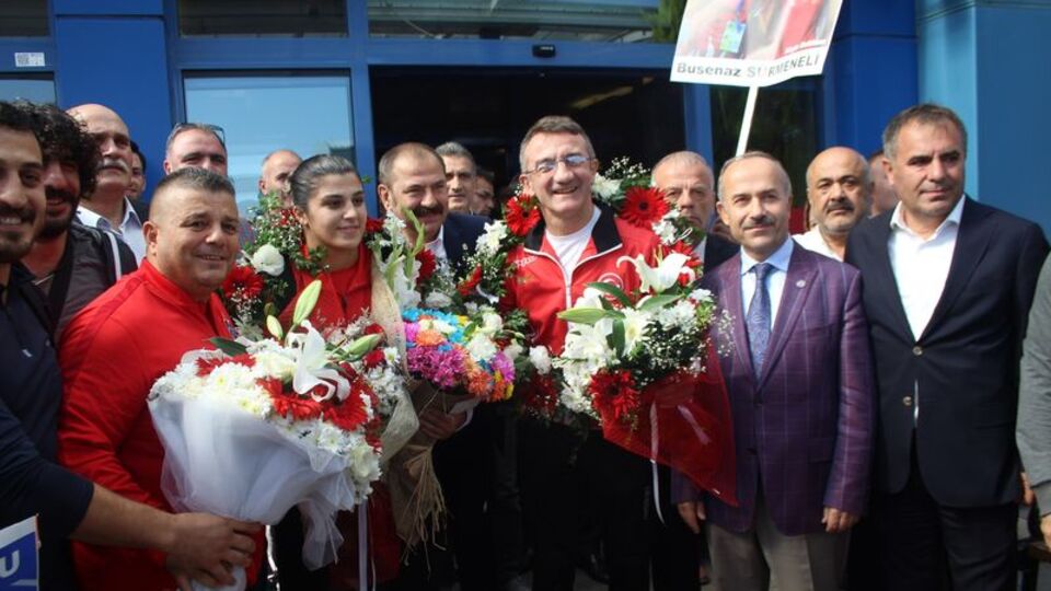 Şampiyon Busenaz'a coşkulu karşılama!