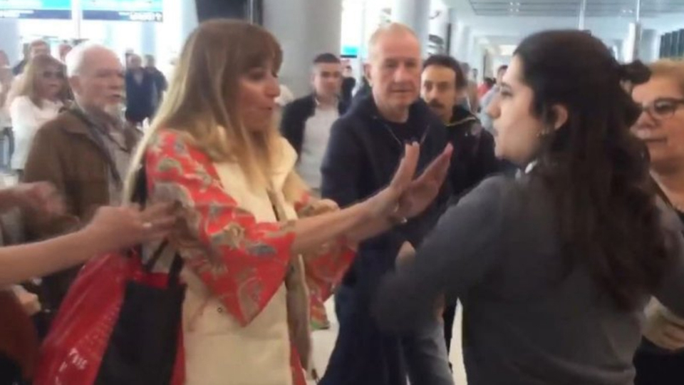 Havalimanında görevliye hakaret eden kadının cezası belli oldu