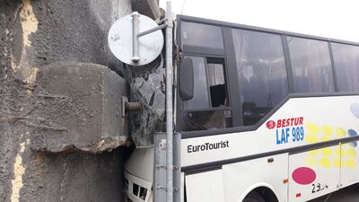 Başakşehir'de servis aracı duvara çarptı