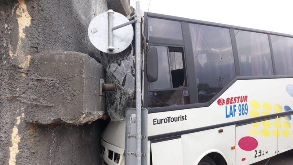 Başakşehir'de servis aracı duvara çarptı