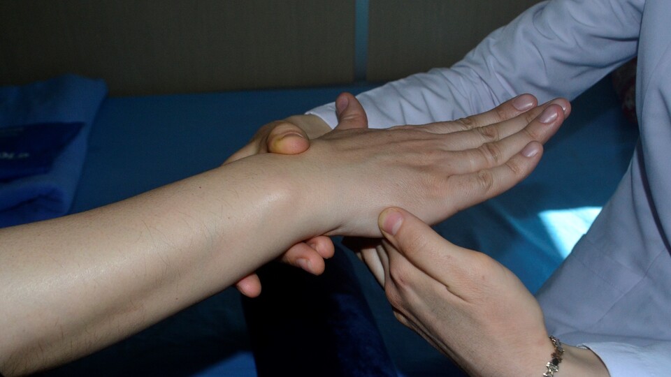 Parmak çıtlatmak zararlı mı?