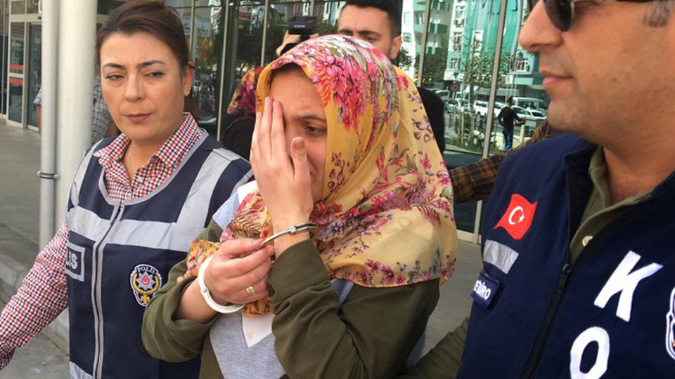 Annesi ağladığı için yastıkla boğmuş!