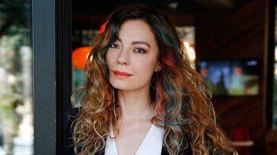 Özge Özder Kimdir?