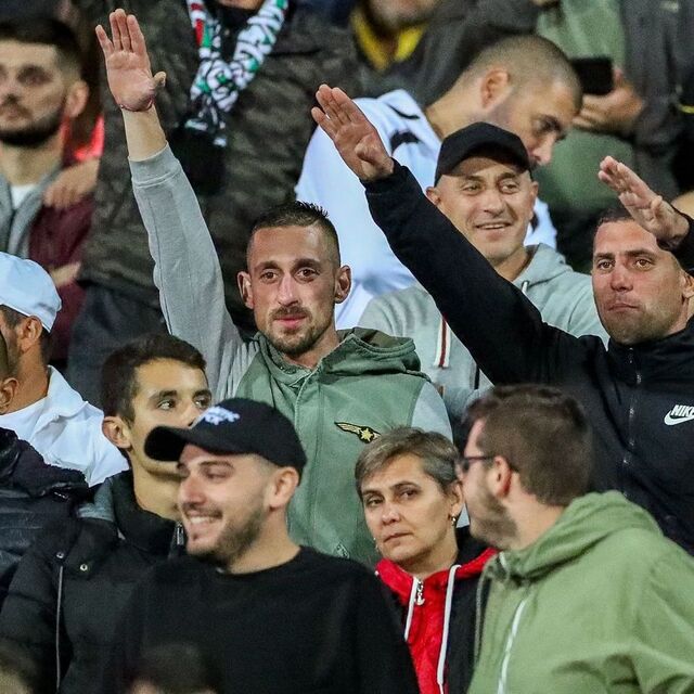 Asker selamını bırak, Nazi selamına bak