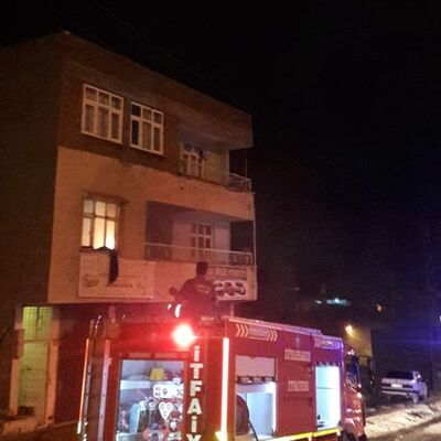 Eşini ve kız çocuğunu benzin dökerek yaktı