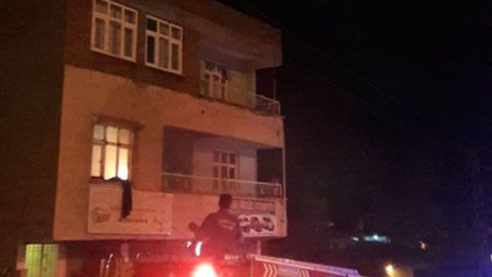 Eşini ve kız çocuğunu benzin dökerek yaktı