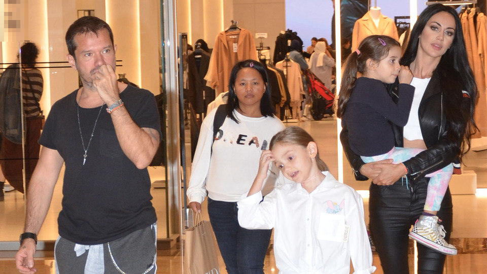 Sevgilisi ve kızlarıyla alışverişte