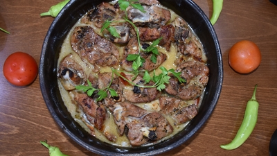 Güveçte patlıcanlı kuzu pirzola (Patates Püresi Eşliğinde) tarifi, nasıl yapılır? [Yemekteyiz)