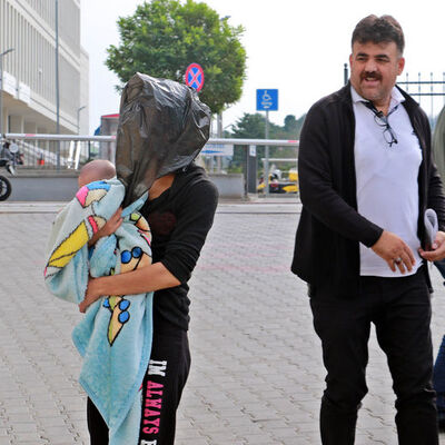 Tanınmamak için başına poşet geçirdi! Gazetecilere sordu: Nasıl poz?