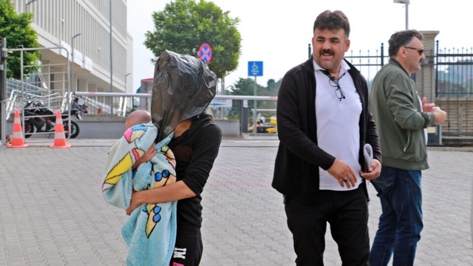 Tanınmamak için başına poşet geçirdi! Gazetecilere sordu: Nasıl poz?