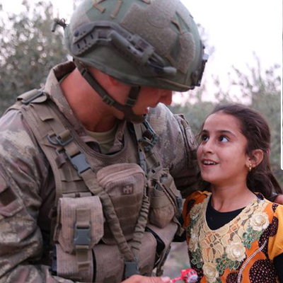 Mehmetçik çocukları sevindirdi yaşlıları kucakladı!