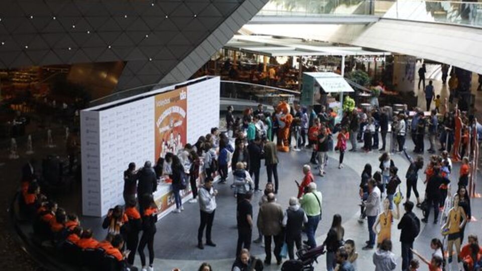 Eczacıbaşı voleybolseverlerle buluştu