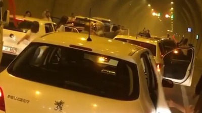 İzmir Konak Tüneli'nde tepki çeken halay