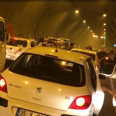 İzmir Konak Tüneli'nde tepki çeken halay