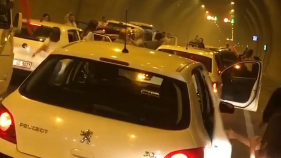 İzmir Konak Tüneli'nde tepki çeken halay