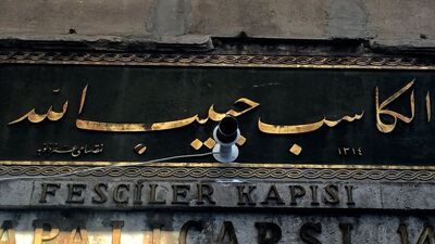 Kapalıçarşı'da kitabeye matkaplı darbe