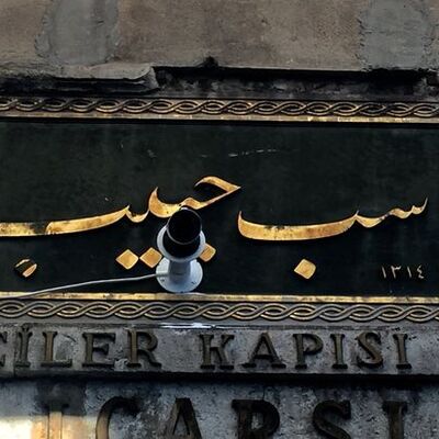 Kapalıçarşı'da kitabeye matkaplı darbe