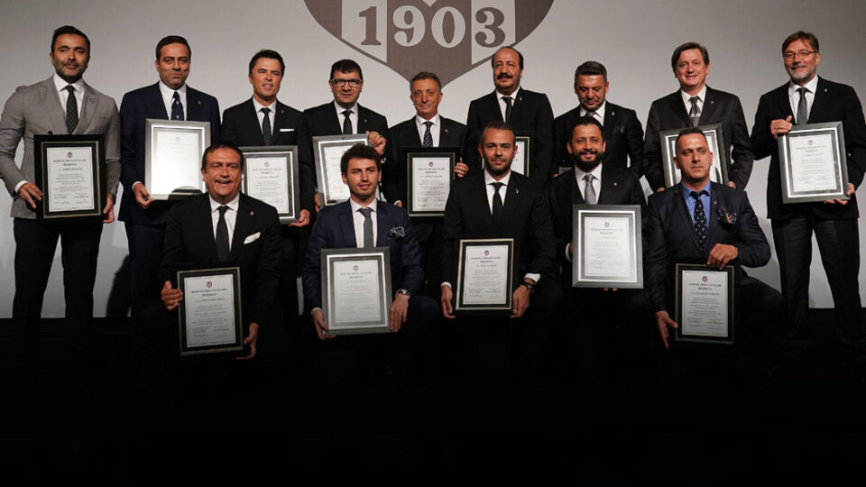 Ahmet Nur Çebi mazbatasını aldı