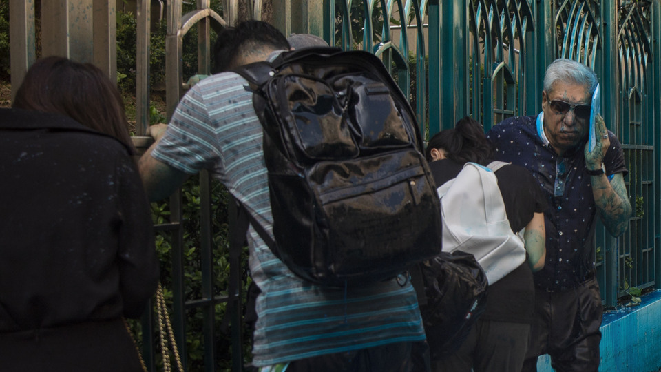 Camiye sıkılan renkli su için özür dilediler