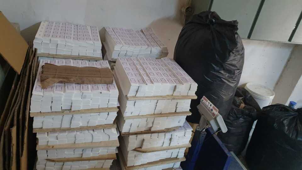 Kaçak sigara kağıdı imalathanesine baskın