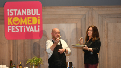 Otel odasında yemek pişirme komedisi