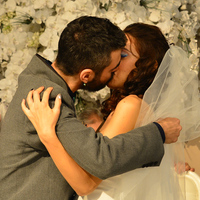 Ünlü şarkıcı kızını evlendirdi